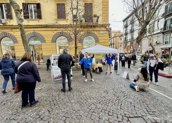 Image for article People in Napoli Learn the Facts About Falun Gong