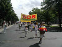 2001-7-27-sos-parade.jpg (103637 bytes)