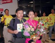 Image for article Après avoir souffert des tortures inhumaines, Mme Zhou Xuefei rejoint son mari aux États-Unis (Photos)