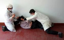 Image for article La police de Luzhou, province du Sichuan, fait en public une injection de substances toxiques à une pratiquante de Falun Gong
