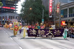 Image for article « Voyage dans la Chine ancienne » – Des pratiquants participent au 59e défilé du flambeau annuel de la foire maritime de Seattle (Photos/Video)