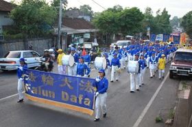 Image for article Indonésie : Les pratiquants de Falun Gong participent au défilé du Nouvel An (Photos)