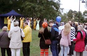Image for article Finlande: Présenter le Falun Dafa lors de la Nuit des arts à Helsinki (Photos)