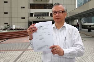 香港神韵晚会主办方发言人于二零一一年三月九日在高等法院外展示裁定主办方胜诉的判决书。