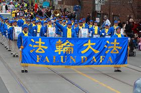 Image for article Toronto, Canada : la Fanfare Tian Guo participe au défilé de Pâques pour la quatrième année. (photos)