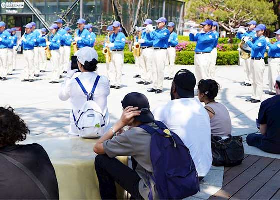 Image for article South Korea: Seoul Residents Commend the Tian Guo Marching Band